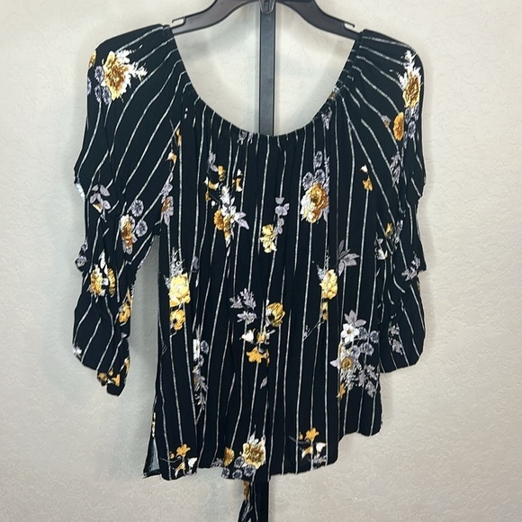 268 - Almost Famous NWOT Black/Yellow Floral Size Medium - Picture 4 of 5